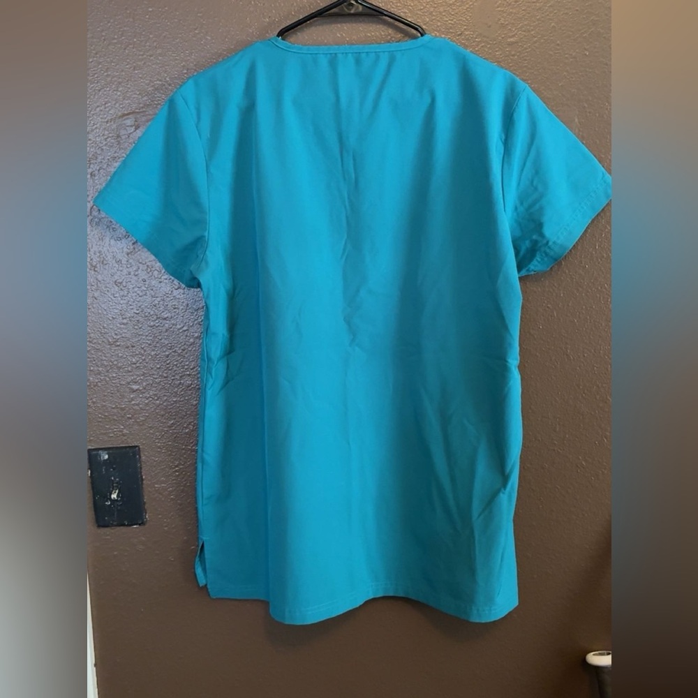Woman’s Set of Scrubs - Picture 2 of 4